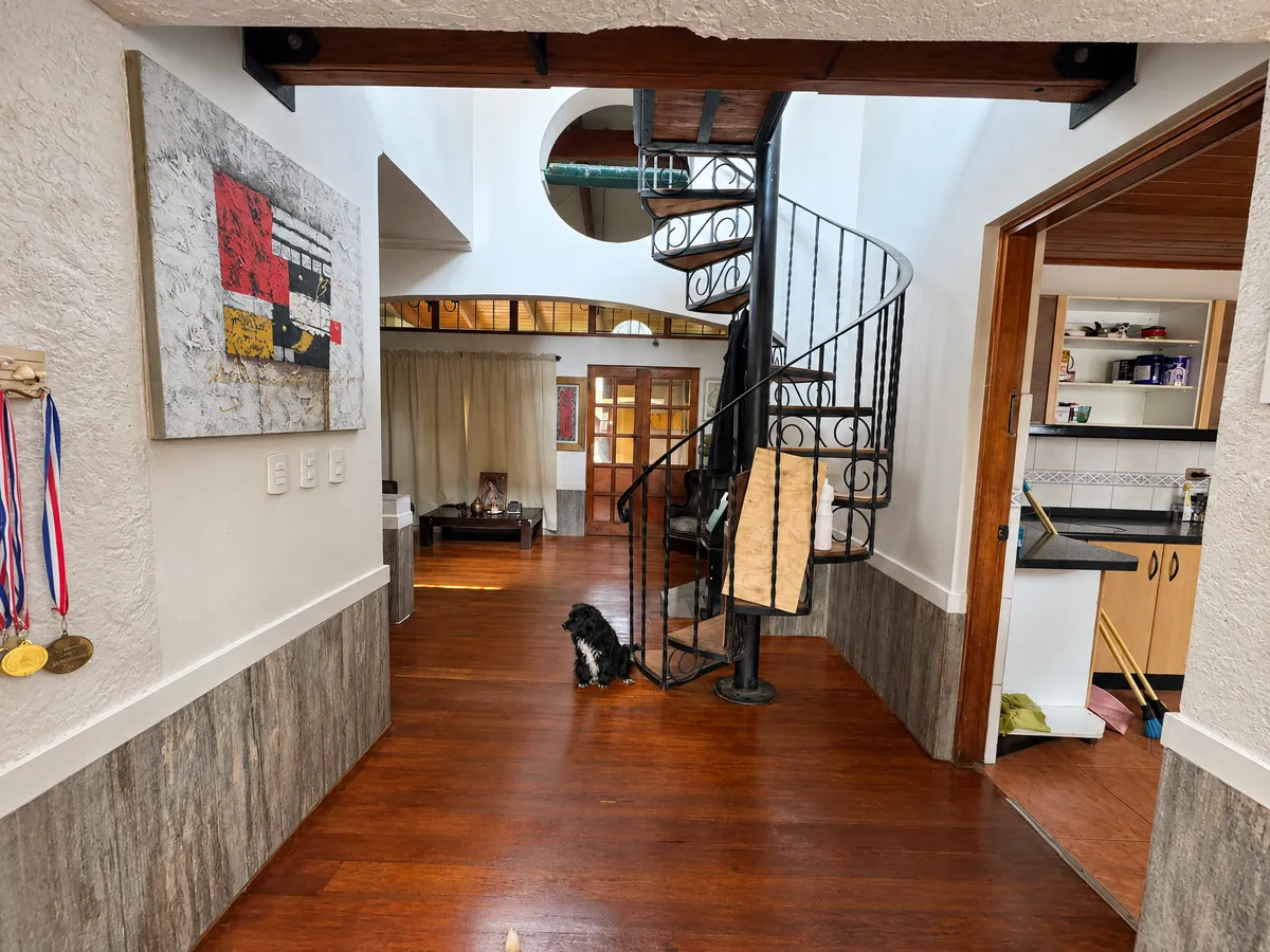 Pasillo interior de la casa con escalera de caracol